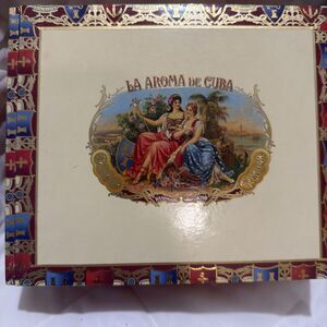 La Aroma de Cuba 8.25x7x3” Cigar Box